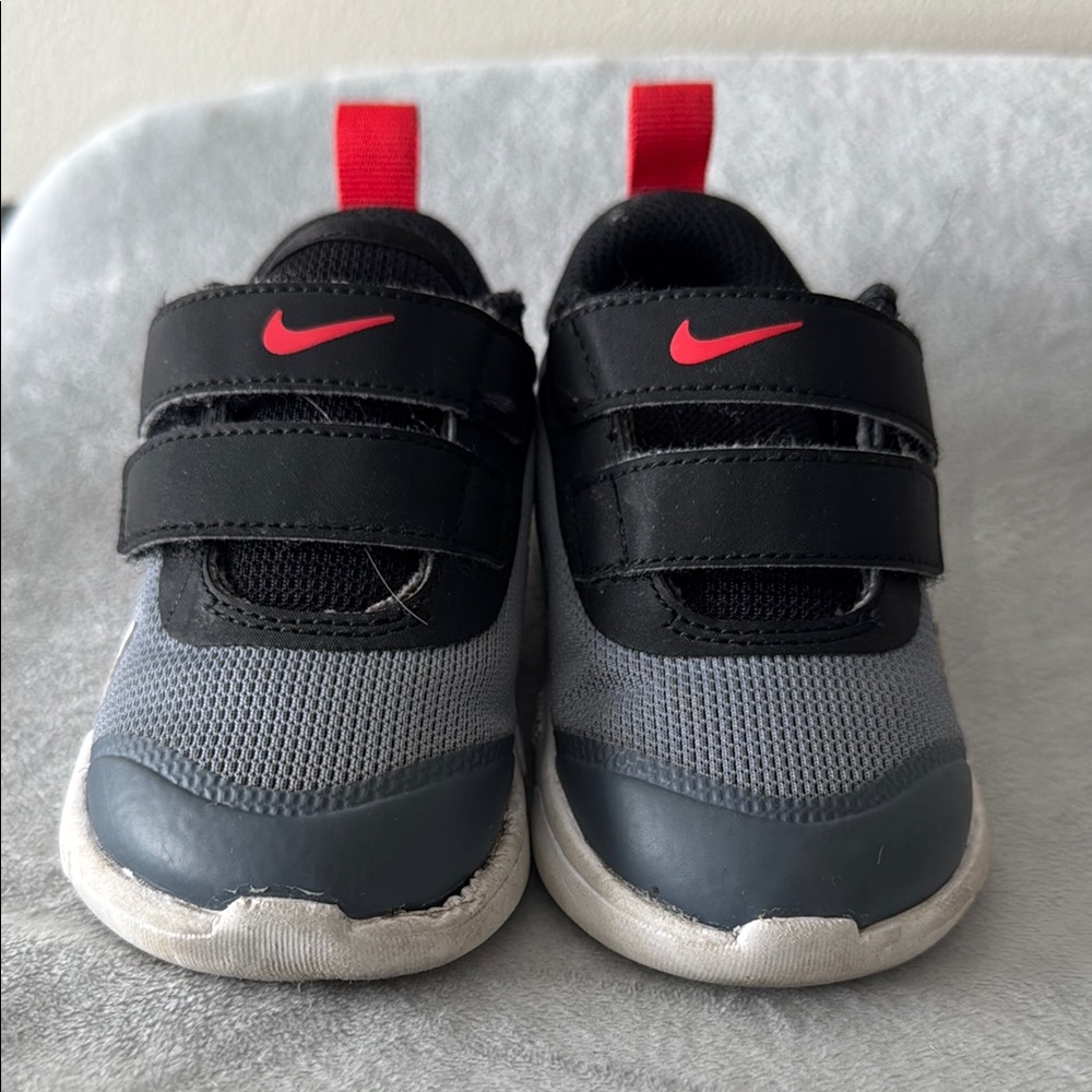 Nike Kids Black and Gray Sneakers